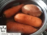 Come preparare l'insalata sposa: Lavare le verdure...