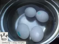 鸡蛋煮熟。为此，将鸡蛋倒入冷水中，煮沸。用中火煮10分钟。将沸水排干，倒入冷水。...