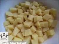 如何用土豆和南瓜制成砂鍋：清洗土豆，洗凈。將生土豆切成碎片，腌制，攪拌，在鹽吸收時保持5分鐘。...