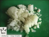 清洗，沖洗洋蔥，切成薄片。...