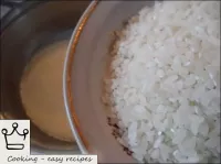將米飯浸入沸騰的牛奶中，漸漸地，徹底攪拌。...