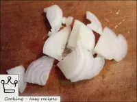 サワークリームで焼き餃子を作る方法：皮をむき、タマネギを洗う。皮をむいた玉ねぎを薄いリングまたは半分...