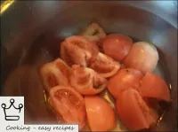 Los tomates se cortan con la piel en la parte 4. H...