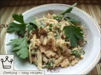 Decorar a salada de fígado de bacalhau com verde f...