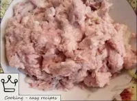 如何制作豬肉肉丸：將肉和洋蔥切成碎片，兩次通過屠夫。...