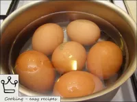 삶은 달걀 달걀 (끓은 후 7-10 분). 삶은 계란에서 껍질을 쉽게 제거 할 수 있도록 ...