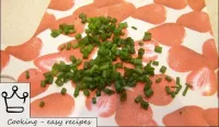 將綠洋蔥沖洗並切成薄片。...