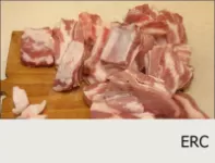 Las costillas de cerdo se cortan en trozos de porc...