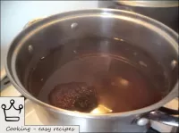 甜菜被冲洗，倒入冷水，煮沸。在盖子下用小火煮至准备就绪（60-90分钟）。排水开水。冷却。...
