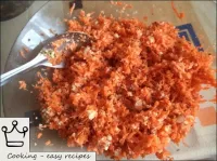 К моркови добавить измельченный чеснок (2 дольки),...