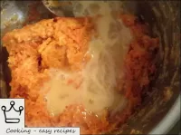 胡蘿蔔質量冷卻至40-60°，加入生雞蛋，調味糖，形成肉餅。...