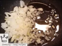 将切碎的洋葱，脂肪放入铸铁锅中，煮至洋葱变成棕色并形成洋葱酱。...