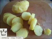 Peel the potatoes, cut into circles. ...