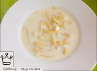 Zu jedem Teller mit Milchnudelsuppe ein Stück Butt...