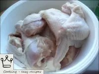 如何制作冷雞：我的雞肉。可以完全煮熟，也可以切成4-6個部分。...