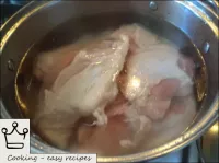 Colocamos o frango em uma panela, enchemos água fr...