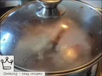 雞肉在蓋子下用小火煮熟約20分鐘。然後，鹽堿化-準備就緒（大約50-60分鐘）。...