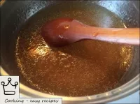 在热鸡肉汤的基础上，我们准备用明胶浇灌。为此，我们将一杯温暖的肉汤（70度）倒入碗中，加入明胶，搅拌...