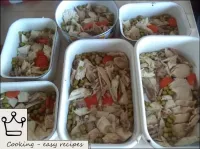 我們將歐芹蔬菜，切成薄片，胡蘿蔔，雞肉和綠色豌豆罐裝放在模具中。...