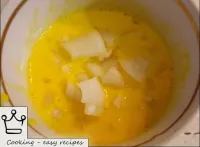 Mezcla agrietada de huevo con cebolla picada o ceb...