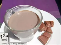 Le cacao sur le lait est prêt. Le cacao est servi ...