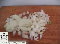 Zwiebeln waschen, schälen und fein hacken. ... Zwiebeln waschen, schälen und fein hacken. ...