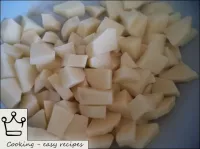 Schälen, Kartoffeln waschen, in Stücke schneiden. ... Schälen, Kartoffeln waschen, in Stücke schneiden. ...
