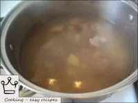 Dann die geschnittenen Kartoffeln in die Brühe sen... Dann die geschnittenen Kartoffeln in die Brühe sen...