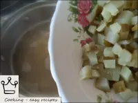 Fügen Sie 15-20 Minuten vor dem Kochen die Würfel ... Fügen Sie 15-20 Minuten vor dem Kochen die Würfel ...