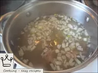 Und fügen Sie Zwiebeln, Pfeffer, Lorbeerblatt. Koc... Und fügen Sie Zwiebeln, Pfeffer, Lorbeerblatt. Koc...