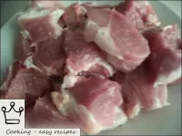麺で豚肉のグーラッシュを作る方法：肉を洗い、乾燥し、約25gのキューブにカット。...