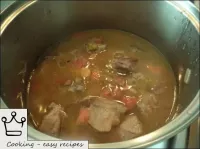 肉をスープで完全に満たします。...