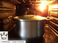 鍋を蓋で覆い、20分間オーブンに入れて乾かします（160度）。これ以上混合しないでください！...