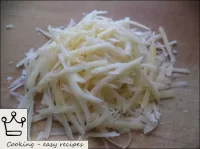 Frotter le fromage dur sur une grande râpe. ...