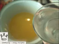 加入热沸水（不超过80度）。柠檬水冷却和冷却。然后处理。...