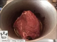 肉を洗って乾かして。次に、鋳鉄鍋を底に置きます。...