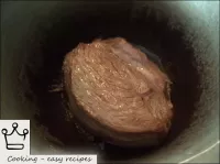 両側の肉を強火で炒める（両側に2〜3分）。必要に応じて、植物油や脂肪を追加します。...