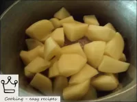 Ensuite, recouvrir la viande de pommes de terre co...