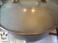用低火煮至煮熟，防止沸騰（約一個小時）。快速炎熱無洋蔥準備就緒。...