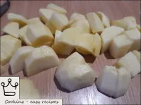 우유로 감자를 만드는 방법: 감자를 껍질을 벗기고 씻고 중간 조각으로 자릅니다. ...