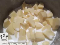 將土豆放入喀山或厚壁金屬鍋中，倒入牛奶或奶油（餐具的大小應使牛奶略微不覆蓋土豆）。...