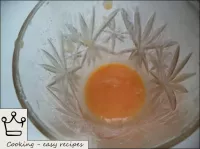 Batir un huevo. ...