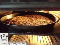 把馅饼放在中架的烤箱里. 在热烤箱（210-240°）中烤馅饼45分钟。...