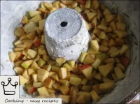 將模具油潤滑並用面粉浸泡。把蘋果放在形狀上。...