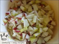 将苹果洗净，从心中清洁（如果需要的话，从皮中去除），切成薄片。如果需要，可以添加肉桂。...