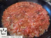 Adicionar tomates à cebola e cozinhar 5-6 minutos....