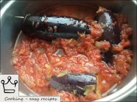 Pour in the cooked tomato sauce so that it complet...