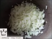 清除洋蔥，切成薄片。...