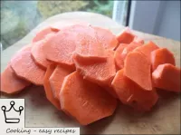 Peler les carottes, les couper en tasses. ...