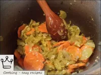 煮熟的綠色西紅柿配胡蘿蔔，洋蔥和大蒜。...
